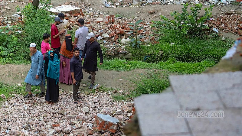 শেখ হাসিনা সরকারের পতনের ছয় মাস পর ধানমন্ডির ৩২ নম্বরের বাড়িটি ভেঙে ফেলা হয়। অনেকে সেখানে ঘুরতে আসছেন। ছবি: আব্দুল্লাহ আল মমীন