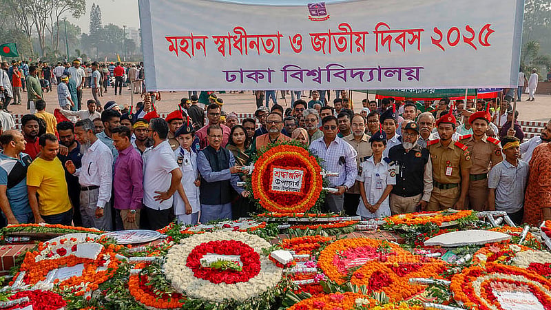 স্বাধীনতা দিবসের সকালে বুধবার সাভারে জাতীয় স্মৃতিসৌধে শ্রদ্ধা নিবেদন করেন ঢাকা বিশ্ববিদ্যালয়ের উপাচার্য অধ্যাপক নিয়াজ আহমেদ খান। ছবি: মাহমুদ জামান অভি