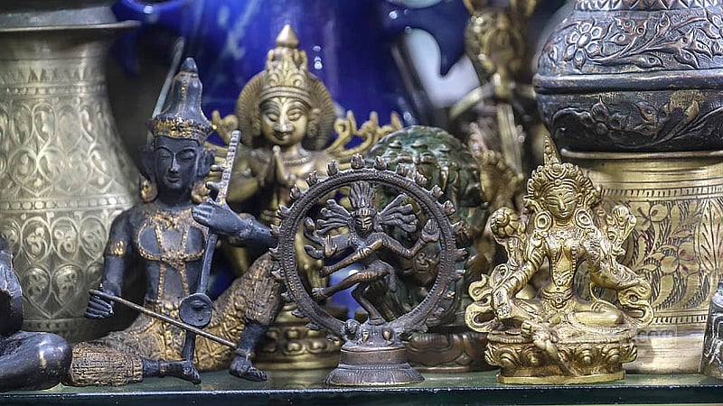 গুলশান-২ নম্বরে ডিএনসিসি মার্কেটের দোতলায় ‘ডেকোরিয়াম’ শপে রয়েছে কাঁসা ও পিতলের তৈরি বিভিন্ন মূর্তি। ছবি: আব্দুল্লাহ আল মমীন