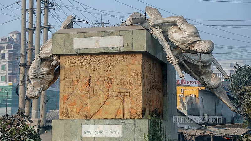 সাভারের হেমায়েতপুরে অবস্থিত মুক্তিযুদ্ধের ভাস্কর্য 'বিজয় যাত্রা' জুলাই আন্দোলনের সময় ভেঙে ফেলা হয়