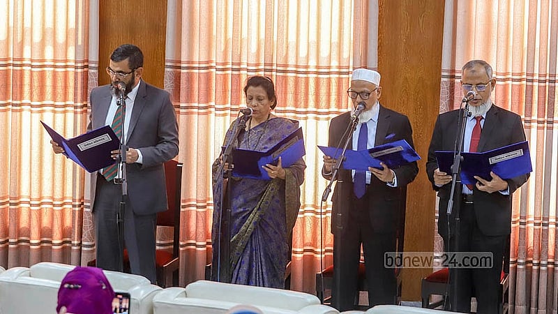 সুপ্রিম কোর্ট জাজেজ লাউঞ্জে রোববার প্রধান বিচারপতি সৈয়দ রেফাত আহমেদ নতুন চার নির্বাচন কমিশনার আনোয়ারুল ইসলাম সরকার, আবদুর রহমানেল মাসুদ, তহমিদা আহমদ ও আবুল ফজল মো. সানাউল্লাহকে শপথবাক্য পাঠ করান। ছবি: আব্দুল্লাহ আল মমীন
