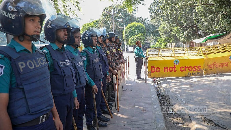 মানবতাবিরোধী অপরাধের মামলায় শেখ হাসিনার রায় ঘোষণার পরদিন মঙ্গলবার ধানমন্ডি ৩২ নম্বর সড়কে নিরাপত্তা জোরদার করা হয়