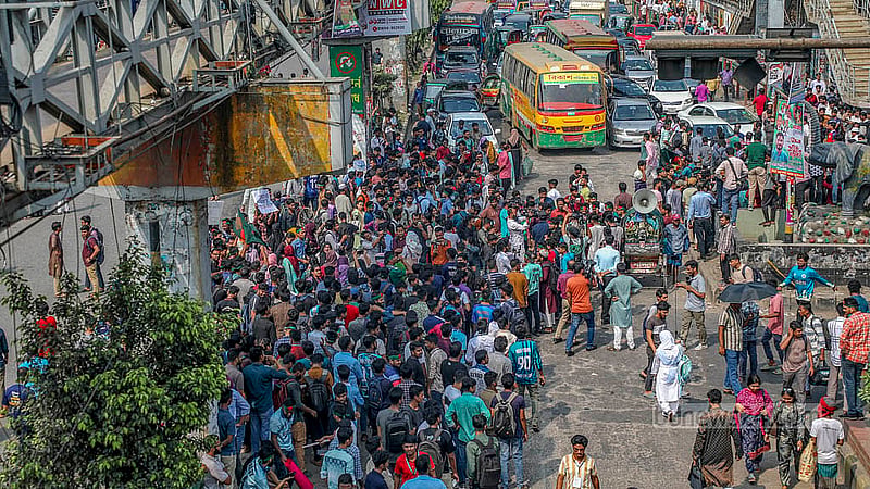 সরকারি সাত কলেজকে স্বতন্ত্র বিশ্ববিদ্যালয় করার দাবিতে মঙ্গলবার সায়েন্স ল্যাবরেটরি মোড় অবরোধ করে বিক্ষোভ করেন শিক্ষার্থীরা। ছবি: মাহমুদ জামান অভি