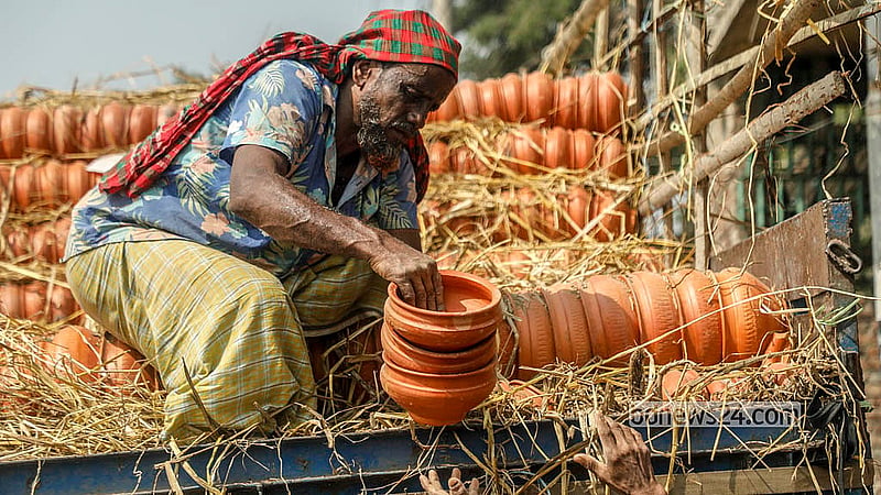 ট্রাক থেকে মাটির পাত্র নামানো হচ্ছে। বরিশাল থেকে নিয়ে আসা পাত্রগুলো আকার অনুযায়ী বিক্রি হয় ৮ টাকা থেকে ৯০ টাকায়