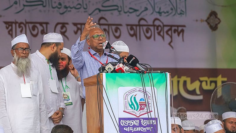 রাজধানীর সোহরাওয়ার্দী উদ্যানে শনিবার হেফাজতে ইসলামের মহাসমাবেশে বক্তব্য দেন আমার দেশ পত্রিকার সম্পাদক মাহমুদুর রহমান। ছবি: আব্দুল্লাহ আল মমীন