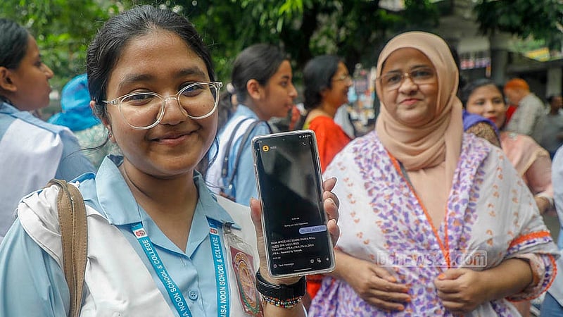 মোবাইল ফোনে এইচএসসি পরীক্ষার তার ভালো ফলাফল দেখাচ্ছেন ভিকারুননিসা নূন স্কুল অ্যান্ড কলেজের এক শিক্ষার্থী। ছবি: আব্দুল্লাহ আল মমীন