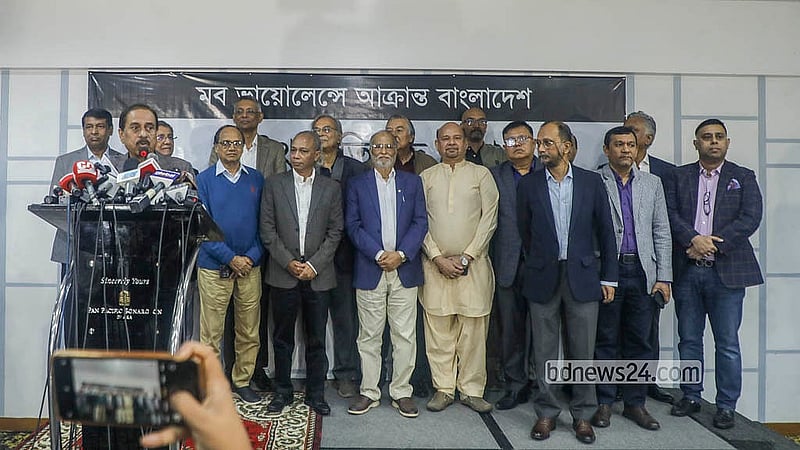 প্রথম আলো ও ডেইলি স্টারে হামলার ঘটনায় রাজধানীর সোনারগাঁও হোটেলে সোমবার নোয়াব ও সম্পাদক পরিষদের প্রতিবাদ সভায় সম্পাদক পরিষদের সদস্যদের সঙ্গে মানবজমিন পত্রিকার সম্পাদক মতিউর রহমান চৌধুরী। ছবি: আব্দুল্লাহ আল মমীন