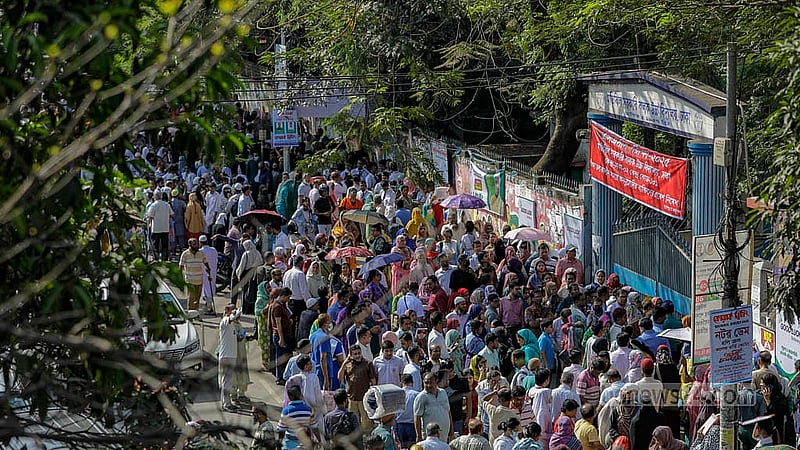 এসএসসি পরীক্ষায় অংশ নিতে বৃহস্পতিবার সকালে রাজধানীর মতিঝিল সরকারি বালিকা উচ্চ বিদ্যালয় কেন্দ্রে প্রবেশ করে শিক্ষার্থীরা। ছবি: মাহমুদ জামান অভি