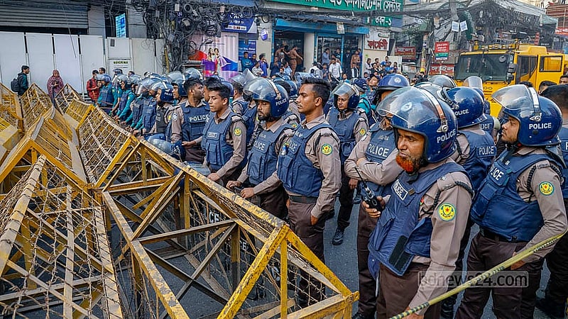 জুলাই ঐক্যের ডাকা ‘মার্চ টু ইন্ডিয়ান হাই কমিশন’ কর্মসূচি ঘিরে সড়কের বিভিন্ন পয়েন্টে ব্যারিকেড বসিয়ে আগে থেকেই অবস্থান নেয় পুলিশ। ছবি: মাহমুদ জামান অভি