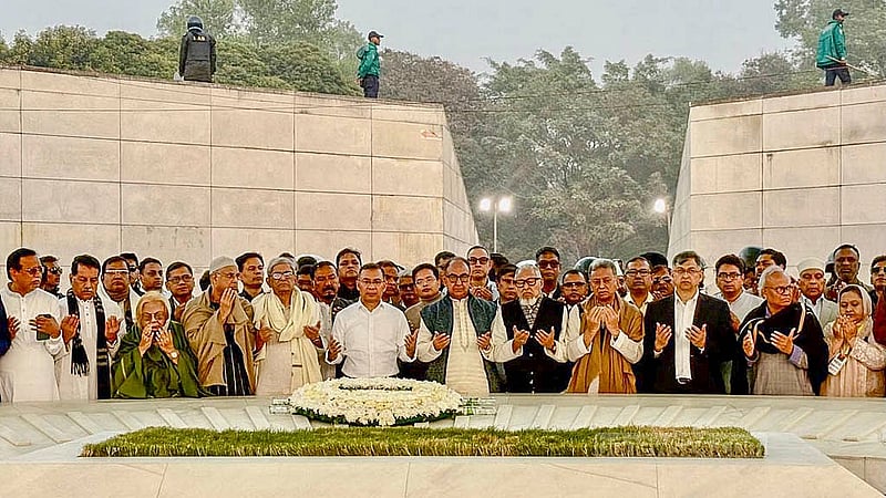 দেড় যুগের নির্বাসন কাটিয়ে দেশে ফেরার পরের দিন শুক্রবার শেরেবাংলা নগরে বাবার কবর জিয়ারত করেন বিএনপির ভারপ্রাপ্ত চেয়ারম্যান তারেক রহমান
