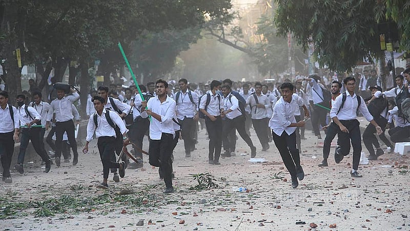 সিটি কলেজের শিক্ষার্থীরা বুধবার ধানমন্ডি ২ নম্বর সড়কে ধাওয়া দেন ঢাকা কলেজের শিক্ষার্থীদেরকে।