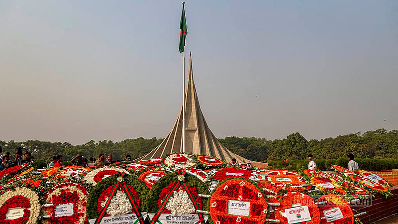 স্বাধীনতা দিবসে বুধবার শ্রদ্ধার ফুলে ঢেকে যায় সাভারের জাতীয় স্মৃতিসৌধর মূল বেদী। ছবি: মাহমুদ জামান অভি