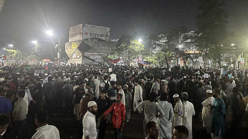 ক্ষমতাচ্যুত আওয়ামী লীগকে নিষিদ্ধ করার দাবিতে রাস্তায় প্রধান উপদেষ্টার সরকারি বাসভবন যমুনা ও শাহবাগ এলাকায় অবরোধ-অবস্থান চলে টানা কয়েক দিন। ফাইল ছবি