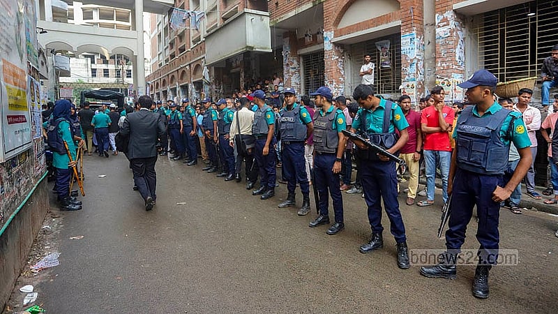 সাবেক বন ও পরিবেশমন্ত্রী সাবের হোসেন চৌধুরীকে সোমবার আদালতে তোলার আগে আইনশৃঙ্খলা বাহিনীর কড়া নিরাপত্তা। ছবি: আব্দুল্লাহ আল মমীন
