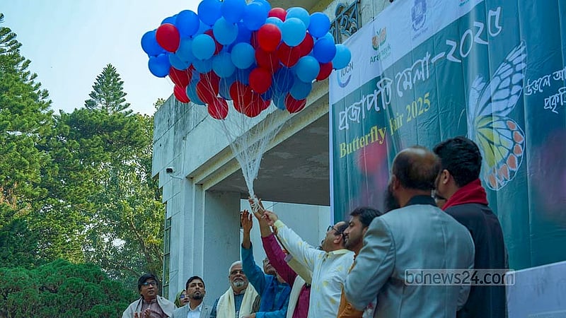 জাহাঙ্গীরনগর বিশ্ববিদ্যালয়ে শুক্রবার ১৫তম প্রজাপতি মেলা উদ্বোধন করেন উপাচার্য অধ্যাপক মোহাম্মদ কামরুল আহসান। ছবি: আরিফুর রহমান