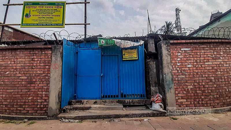 কর্তৃপক্ষের দেখভালের অভাবে হাতিরঝিলের সীমানা দেয়াল ভেঙ্গে যে যার সুবিধা মতো চলাচলের পথ বের করে নিচ্ছে।   ছবি: আব্দুল্লাহ আল মমীন
