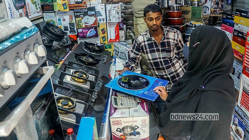 রাজধানীর নিউ মার্কেট থেকে ইনফারেড চুলা কিনছে অনেকেই। গ্যাস সরবরাহ কম ও এলপিজি সিলিন্ডারের দাম বেড়ে যাওয়ায় চাহিদা বেড়েছে বৈদ্যুতিক চুলার। ছবি: আব্দুল্লাহ আল মমীন