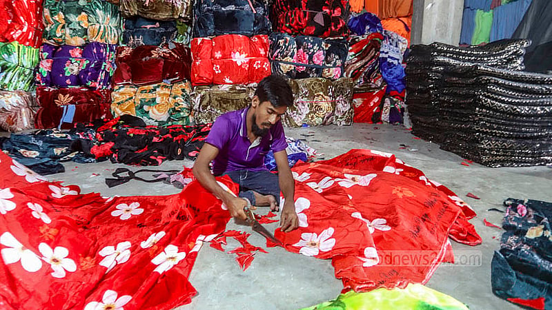 মাপ অনুযায়ী কাটা হচ্ছে কম্বল তৈরির কাপড়। নারায়ণগঞ্জের সিদ্ধিরগঞ্জের সাইনবোর্ড এলাকার কারখানাগুলোতে এখন দম ফেলার সুযোগ নেই। ছবি: আব্দুল্লাহ আল মমীন