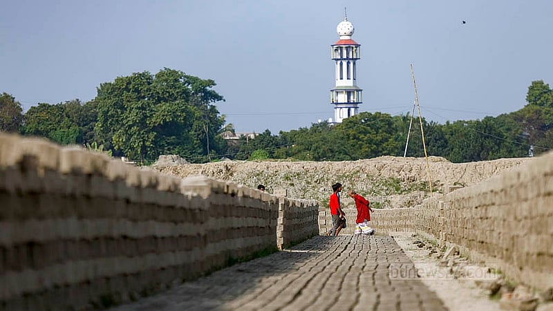 কেরানীগঞ্জের জাজিরায় ভাটায় রোদে শুকানোর জন্য সারি সারি করে রাখা হয়েছে ইট। শুকানো শেষে নেওয়া হবে পোড়ানোর জন্য