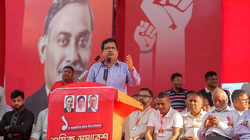 মে দিবসে রাজধানীর নয়া পল্টনে শ্রমিক দলের সমাবেশে বক্তব্য দেন শামছুর রহমান শিমুল বিশ্বাস।  ছবি: পিএমও