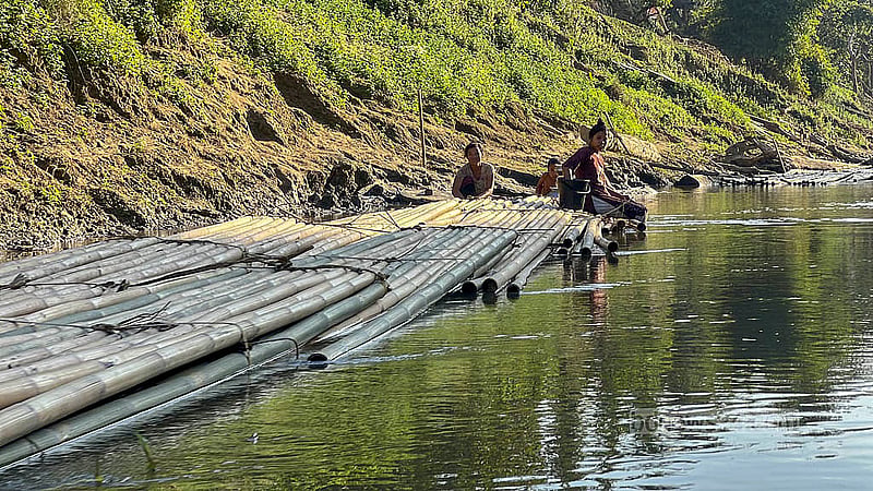 পানির প্রবাহ থাকায় রাঙামাটির কাসালং নদী দিয়ে নৌযানের পাশাপাশি বাঁশও ভাসিয়ে নেওয়া যায়