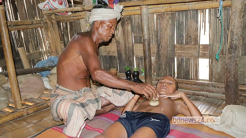 বান্দরবানের আলীকদম উপজেলার কুরুকপাতা ইউনিয়নের একটি দুর্গম পাড়ায় হামের লক্ষণ থাকা এক শিশুকে ঘরেই যত্ন নেওয়া হচ্ছে