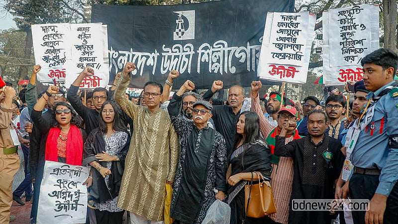 একুশের প্রথম প্রহরে কেন্দ্রীয় শহীদ মিনারে শ্রদ্ধা নিবেদন করেন বাংলাদেশ উদীচী শিল্পীগোষ্ঠী। ছবি: আব্দুল্লাহ আল মমীন