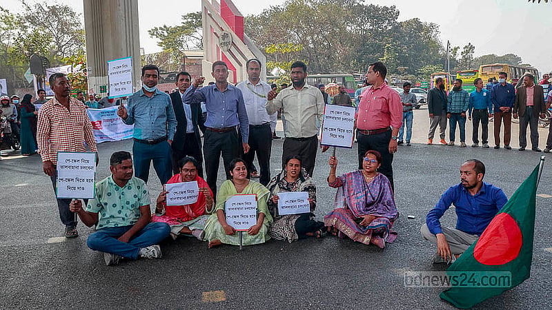 নতুন পে-স্কেল বাস্তবায়নের দাবিতে বৃহস্পতিবার দুপুরে আগারগাঁওয়ে প্রায় আধা ঘণ্টা সড়ক অবরোধ করেন সরকারি কর্মচারীরা। ছবি: মাহমুদ জামান অভি