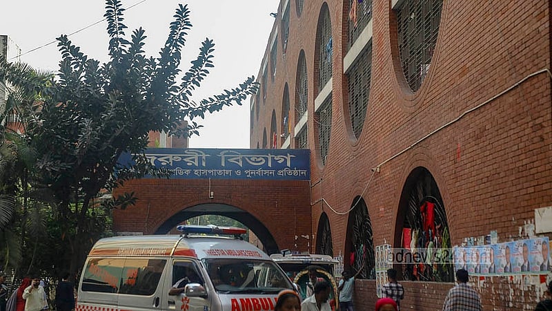 শুক্রবার ভূমিকম্পের সময় দেশের বিভিন্ন প্রান্তে আহত অনেকেই চিকিৎসার জন্য এসেছেন রাজধানীর পঙ্গু হাসপাতালে