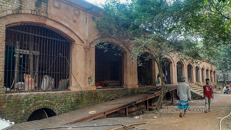 পুরান ঢাকার নাজিমুদ্দিন রোডের পুরনো কেন্দ্রীয় কারাগারকে সাংস্কৃতিক কেন্দ্র হিসেবে গড়ে তোলার অংশ হিসেবে একটি ভবনে চলছে সংস্কার কাজ।  ছবি: আব্দুল্লাহ আল মমীন
