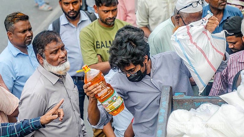 ঢাকার আগারগাঁও এলাকায় বৃহস্পতিবার ৩ ঘণ্টা লাইনে অপেক্ষার পর টিসিবির ট্রাকসেলের পণ্য কিনতে সক্ষম হন একজন