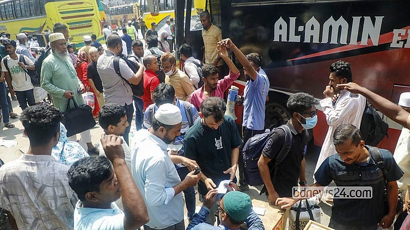 রাজধানীর দোলাইরপাড় মোড়ের বাস কাউন্টারগুলোর সামনে মঙ্গলবার সকালে বাসের অপেক্ষায় দক্ষিণাঞ্চলের যাত্রীরা
