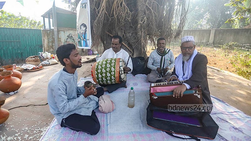 ঢাকার ডেমরায় বালু নদীর পাড়ে শুক্রবার সকালে রস মেলায় বাউল গানও করেন শিল্পীরা। ছবি: আব্দুল্লাহ আল মমীন