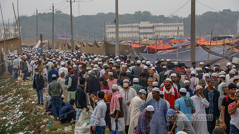 তুরাগে ইজতেমা প্রাঙ্গণে শুক্রবার বেলা বাড়ার সঙ্গে সঙ্গে ঢল নামে মানুষের। ছবি: মাহমুদ জামান অভি