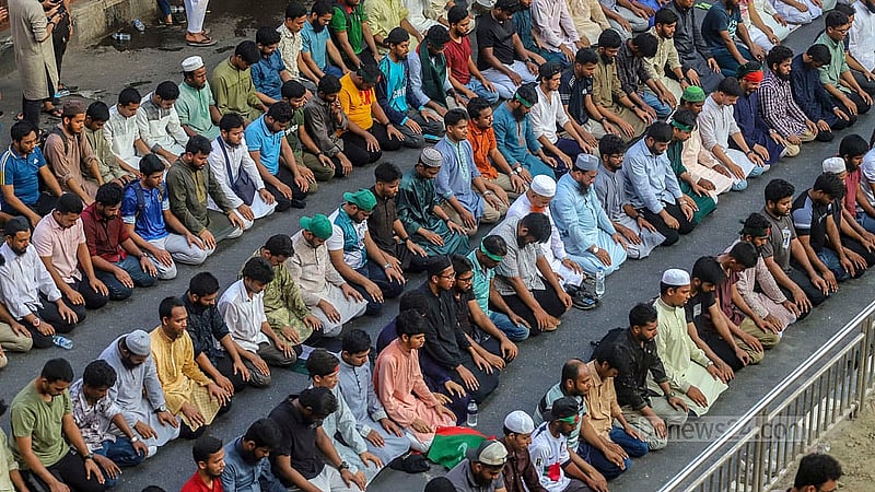 আওয়ামী লীগ নিষিদ্ধের দাবিতে শুক্রবার বিকালে রাজধানীর শাহবাগ মোড় অবরোধ করেন জুলাই অভ্যুত্থানে যুক্ত বিভিন্ন রাজনৈতিক দল ও সংগঠনের নেতাকর্মীরা। এসময় সড়কেই আসরের নামাজ আদায় করেন অনেকে।  ছবি: আব্দুল্লাহ আল মমীন