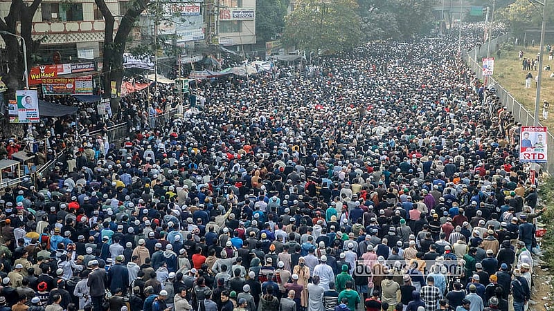সাবেক প্রধানমন্ত্রী ও বিএনপি চেয়ারপারসন খালেদা জিয়ার জানাজায় অংশ নিতে মানিক মিয়া অ্যাভিনিউ অভিমুখে মানুষের ঢল