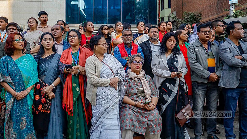 ছায়ানট আক্রান্ত হওয়ার প্রতিবাদে মঙ্গলবার বিকালে ধানমন্ডিতে গানে গানে সমাবেশে সংগঠনটির সাবেক, বর্তমান শিক্ষার্থীসহ বিভিন্ন বয়সের মানুষ অংশ নেন
