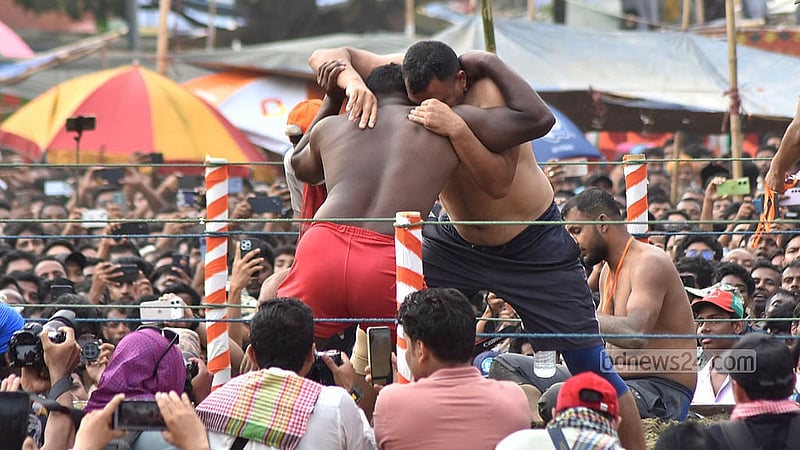 চট্টগ্রামের লালদীঘি ময়দানে শনিবার জব্বারের বলী খেলায় লড়েন কুস্তিগীররা। এবার বসেছিল ঐতিহ্যবাহী এ প্রতিযোগিতার ১১৭তম আসর। ছবি: সুমন বাবু