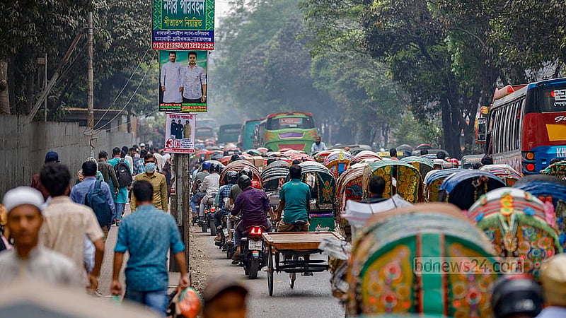শাহবাগ মোড়ে ছোট-বড় যেকোনো আন্দোলনের কারণে আশপাশের সড়কে তৈরি হয় তীব্র যানজট; ভুগুতে হয় সাধারণ মানুষকে। ছবি: মাহমুদ জামান অভি