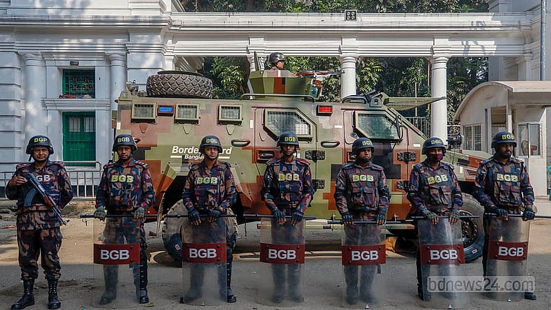 শেখ হাসিনার মানবতাবিরোধী অপরাধের মামলায় রায়ের তারিখ ঘোষণার দিন বৃহস্পতিবার হাই কোর্টের প্রবেশ গেইটে আইনশৃঙ্খলা বাহিনীর কঠোর অবস্থান