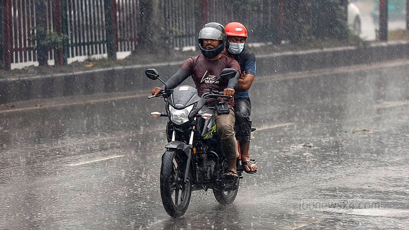 ঢাকার টেকনিক্যাল এলাকায় মঙ্গলবার দুপুরে বৃষ্টিতে ভিজে গন্তব্যের পথে ছোটেন মোটরসাইকেল চালক। ছবি: মাহমুদ জামান অভি
