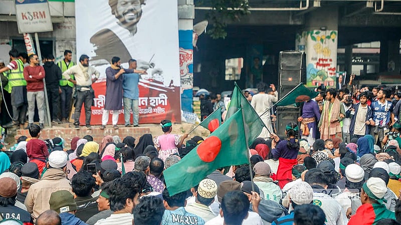 ইনকিলাব মঞ্চের আহ্বায়ক শরীফ ওসমান হাদি হত্যার বিচারের দাবিতে শনিবার শাহবাগ মোড়ে অবস্থান কর্মসূচিতে দেখা যায় শিশুদেরও