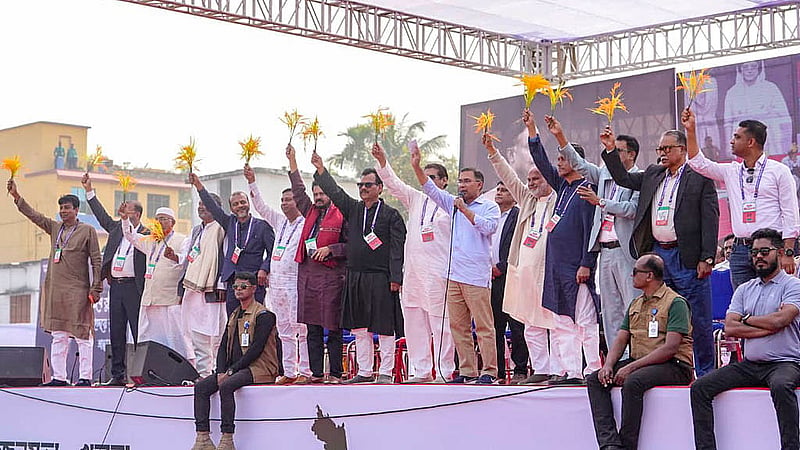 খুলনার খালিশপুরে প্রভাতী স্কুল মাঠে সোমবার নির্বাচনি জনসভায় তারেক রহমানের সঙ্গে ধানের শীষ হাতে বিএনপির বিভিন্ন আসনের প্রার্থীরা।