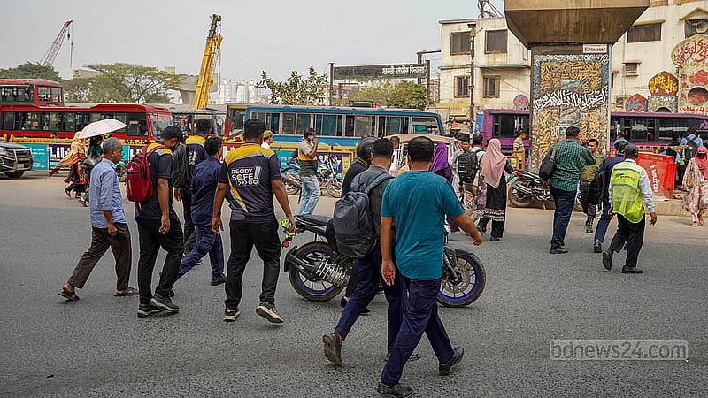 রাজধানীর বিমানবন্দর সড়কে ফুটব্রিজ এড়িয়ে ঝুঁকি নিয়ে চলাচল করছেন পথচারীরা