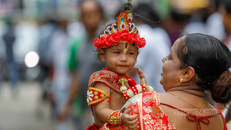 জন্মাষ্টমীর শোভাযাত্রায় সোমবার কৃষ্ণ সাজে এক শিশু। ছবি: মাহমুদ জামান অভি