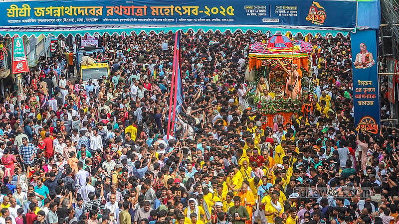 সনাতন ধর্মগুরুদের মতে, দুই ভাই কৃষ্ণ, বলরাম ও বোন সুভদ্রা নিজ নগর ভ্রমণে নিয়ম অনুযায়ী হয়ে থাকে এই রথ যাত্রা। যার প্রথমে থাকে বলরামের রথ; মাঝেরটি বোন সুভদ্রার। ছবি: আব্দুল্লাহ আল মমীন