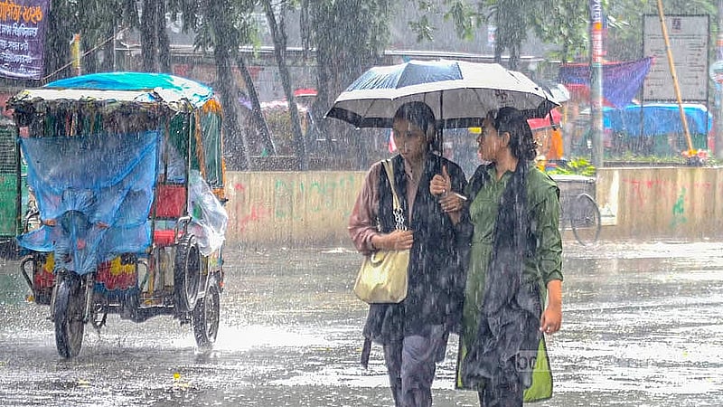 রাজধানীতে সোমবার দুপুরে মুষলধারে বৃষ্টি ঝরলে ভোগান্তিতে পড়ে মানুষ। ঢাকা বিশ্ববিদ্যালয়ে টিএসসি এলাকা থেকে তোলা।