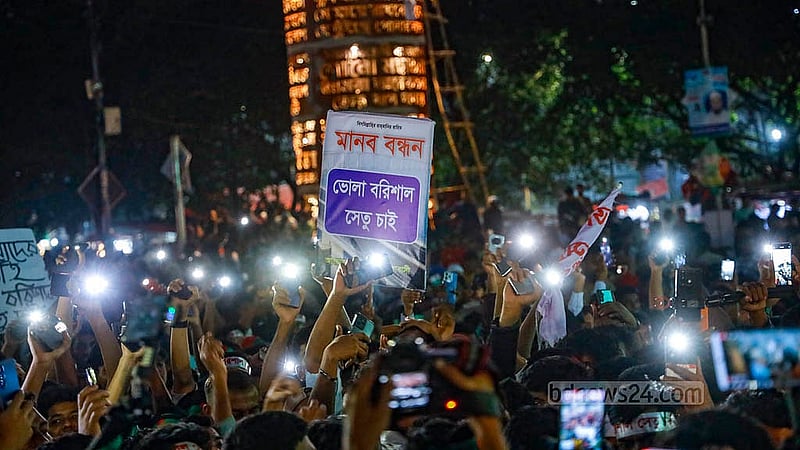 বরিশাল-ভোলা সেতুর দাবিতে শুক্রবার বিকাল থেকে প্রায় তিন ঘণ্টা সড়ক অবরোধ করেন ঢাকায় থাকা ভোলার বাসিন্দারা। দাবিদাওয়ার ব্যাপারে পদক্ষেপ নিতে সরকার সময় বেঁধে দিয়ে সন্ধ্যার পর তারা সড়ক ছেড়ে চলে যান