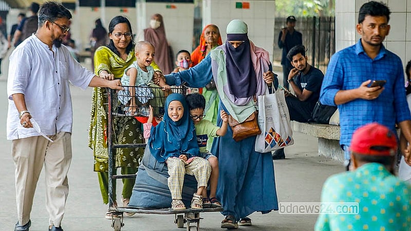 গ্রামে ফেরার যাত্রায় শিশুরা একটু বেশিই উচ্ছ্বসিত থাকে। শুক্রবার কমলাপুর রেলওয়ে স্টেশনে