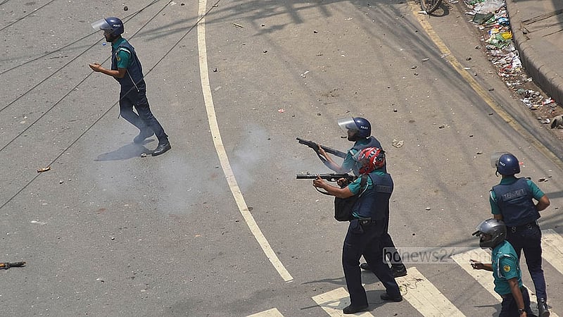 চট্টগ্রামের চান্দগাঁও বাহির সিগন্যাল এলাকায় বুধবার ব্যাটারির রিকশাচালকরা সড়ক অবরোধ করলে তাদের ছত্রভঙ্গ করতে কাঁদুনে গ্যাস ছোড়ে পুলিশ। ছবি: সুমন বাবু